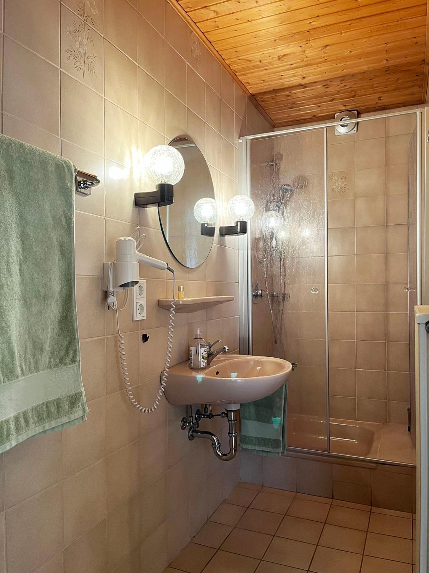 Pension 1595 Im Weingut Botzet Maring-Noviand Exterior foto